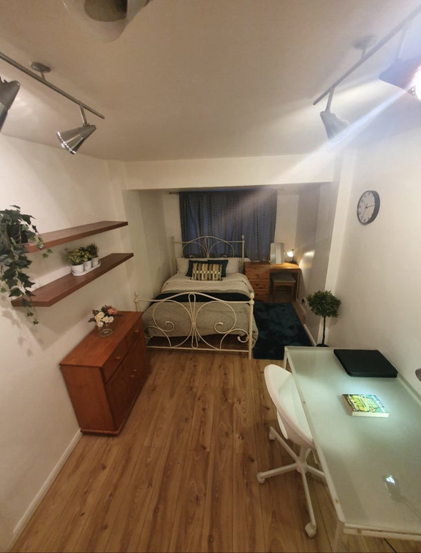 Double room available student accommodation in Greenford - img_8
