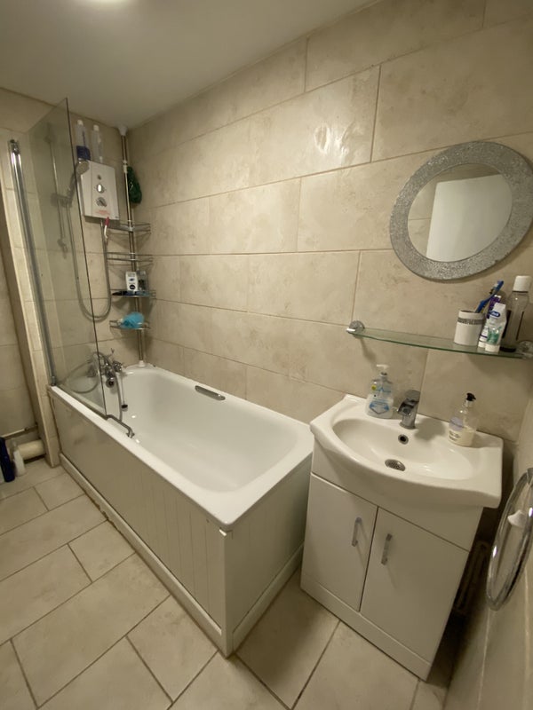 Lovely Double Room to rent in Brentford House - student accommodation in Brentford - img_6