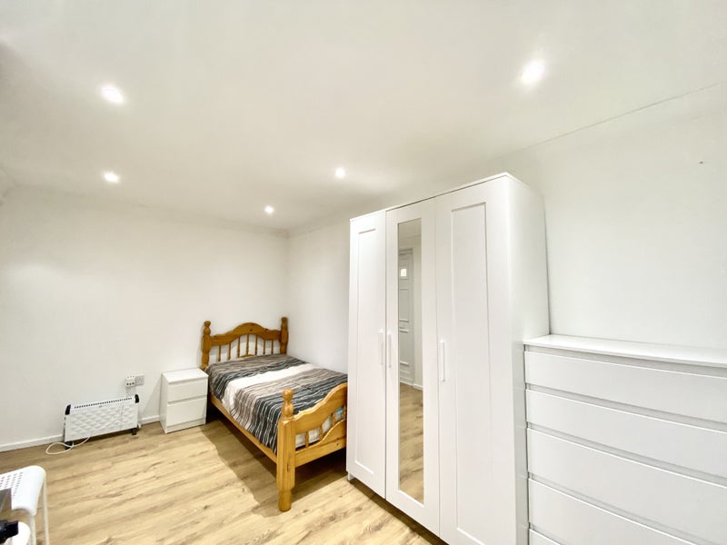 Lovely Garden Studio - student accommodation in Wembley - img_1
