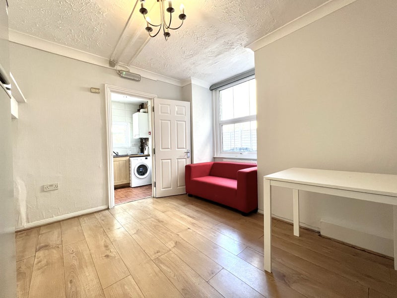 Lovely Room Available - student accommodation in Thornton Heath - img_2