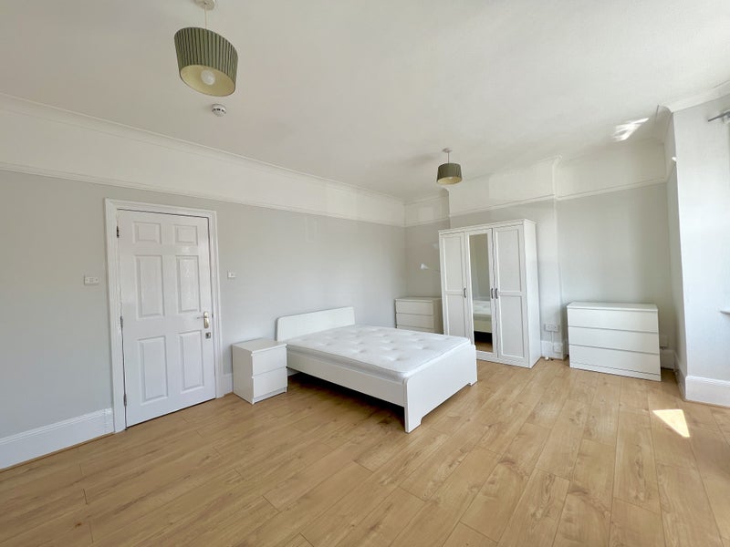 Lovely Room Available - student accommodation in Thornton Heath - img_13