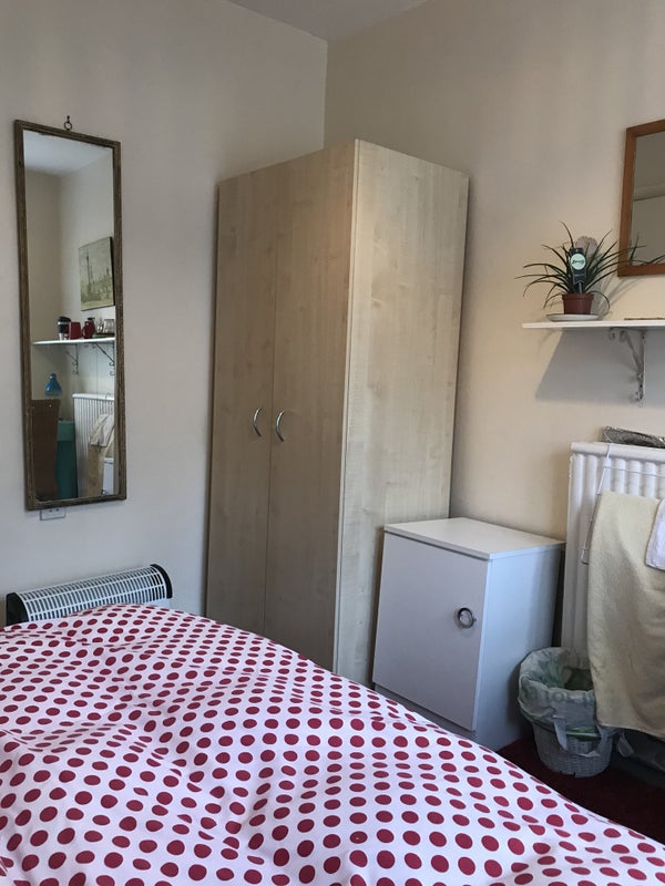 Lovely Small Room In The Family House Desirable - student accommodation in Kingston Upon Thames - img_4