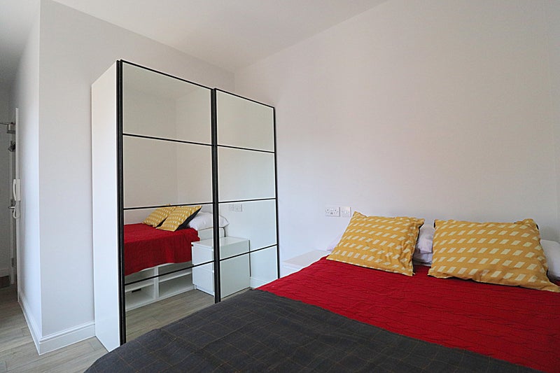 Luxurious Ensuite Room In Town  Centre - student accommodation in Bedford - img_8