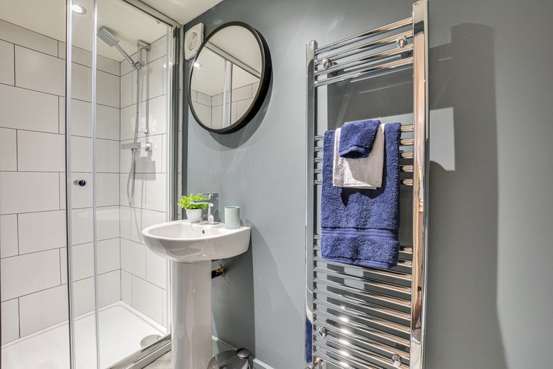 Looking for someone to take over a room in a 3 bed student accommodation in Burley - img_7