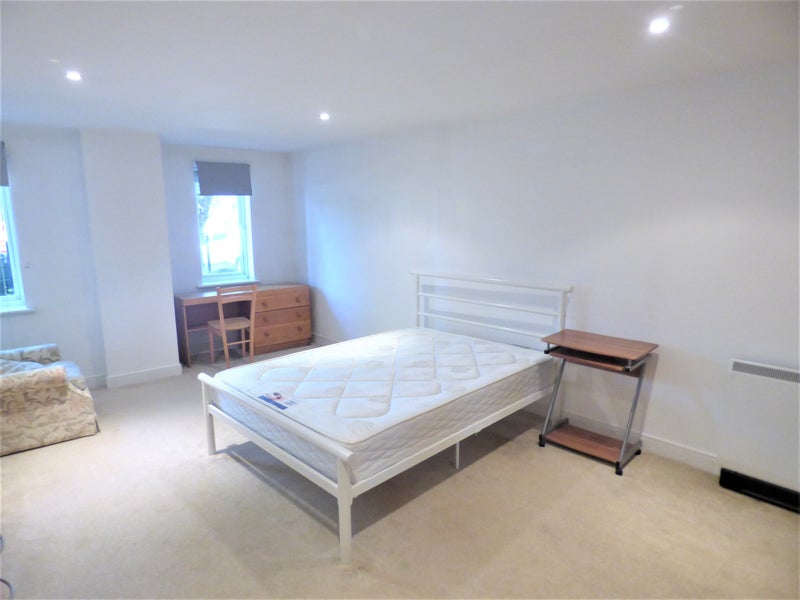 Luxury three bed flat with Terrace and Parking, E1 - student accommodation in Leytonstone - img_7