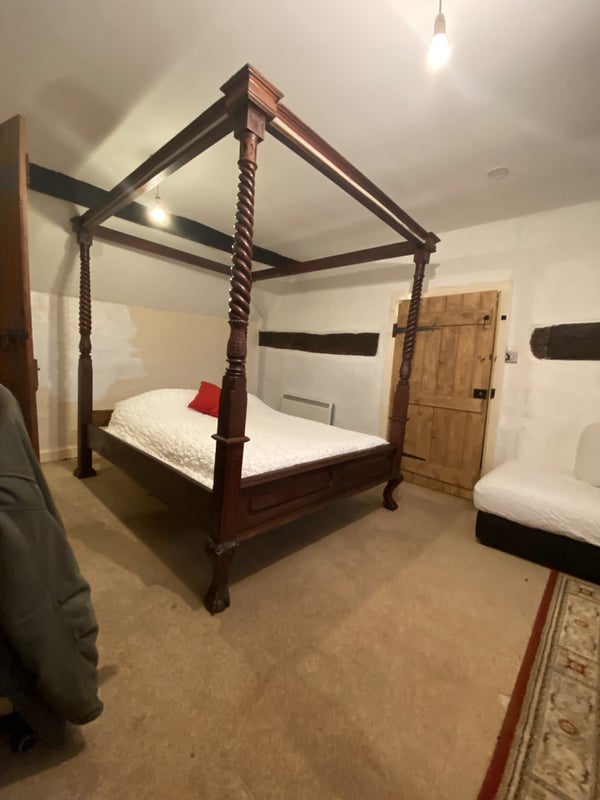 MANOR   4 poster bed ensuite overlooking vineyard - student accommodation in Shifnal - img_5