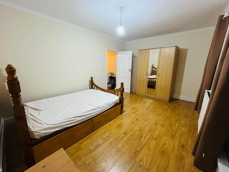 Master Bedroom available for rent - student accommodation in London E12