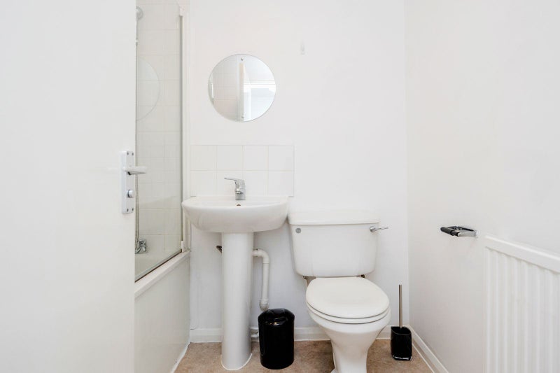 Modern, Clean, Safe, and Secure Double w/ Parking - student accommodation in South Ealing - img_11