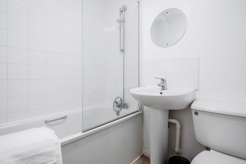 Modern, Clean, Safe, and Secure Double w/ Parking - student accommodation in South Ealing - img_12