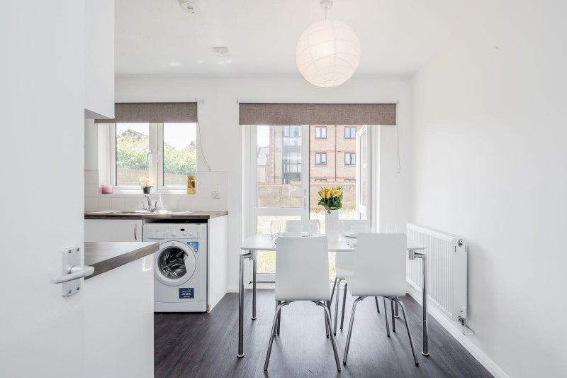 Modern, Clean, Safe, and Secure Double w/ Parking - student accommodation in South Ealing - img_5