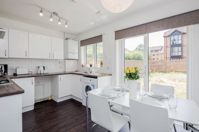 Modern, Clean, Safe, and Secure Double w/ Parking - student accommodation in South Ealing - img_6