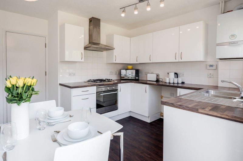 Modern, Clean, Safe, and Secure Double w/ Parking - student accommodation in South Ealing - img_7