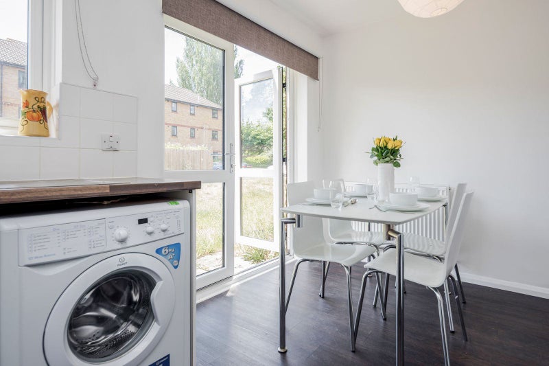 Modern, Clean, Safe, and Secure Double w/ Parking - student accommodation in South Ealing - img_8