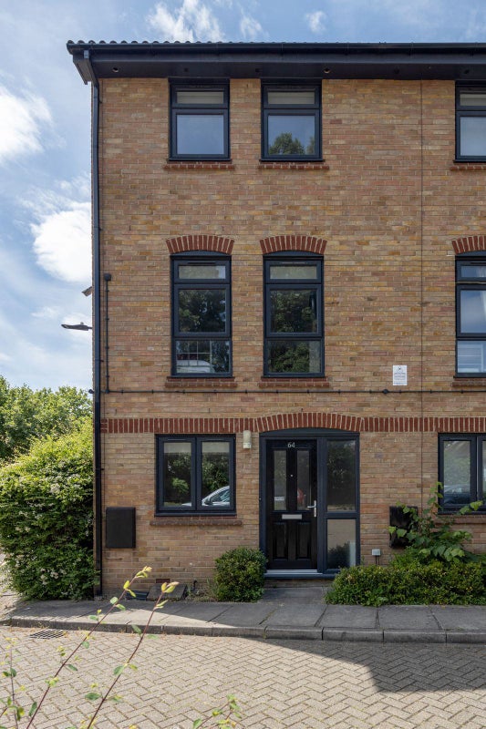Modern, Clean, Safe, and Secure Double w/ Parking - student accommodation in South Ealing - img_4