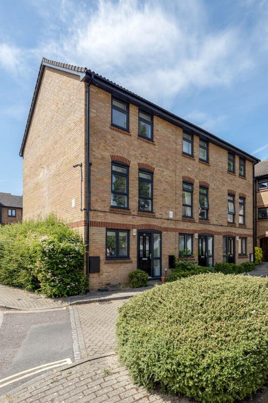 Modern, Clean, Safe, and Secure Double w/ Parking - student accommodation in South Ealing - img_15