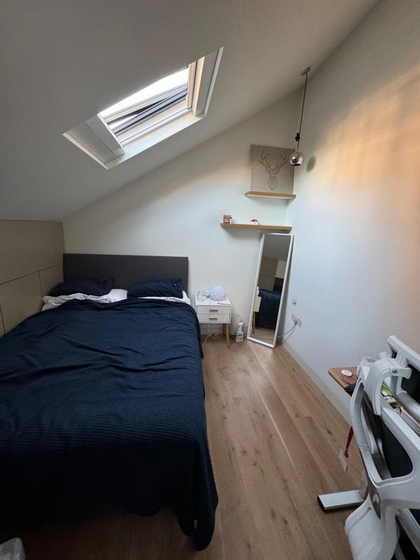 Modern room with walk-in closet on Abbey Road - student accommodation in St John's Wood - img_1