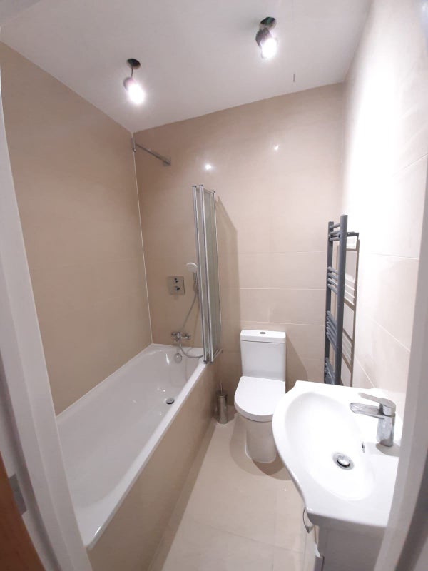 Large Double room available in 3 bed house student accommodation in East Croydon - img_1