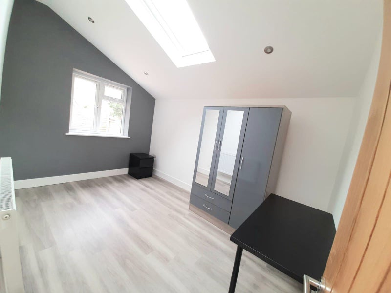 Large Double room available in 3 bed house student accommodation in East Croydon - img_3