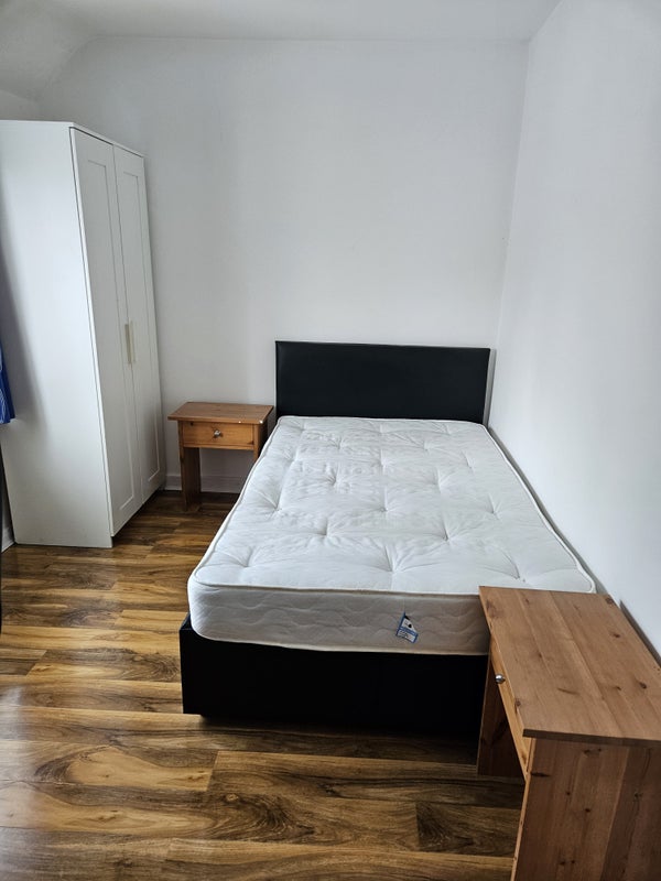Double bedroom in 2bed flat student accommodation in Canning Town - img_6