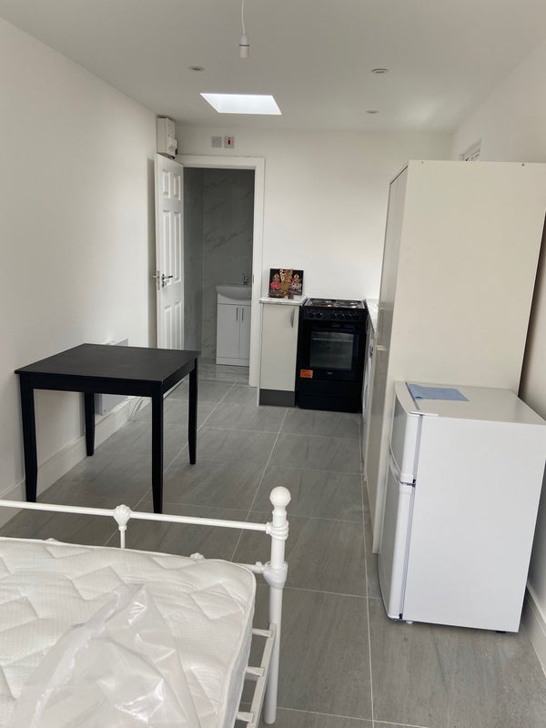 Newly converted Annexe with en-suite, kitchen - student accommodation in Uxbridge - img_4