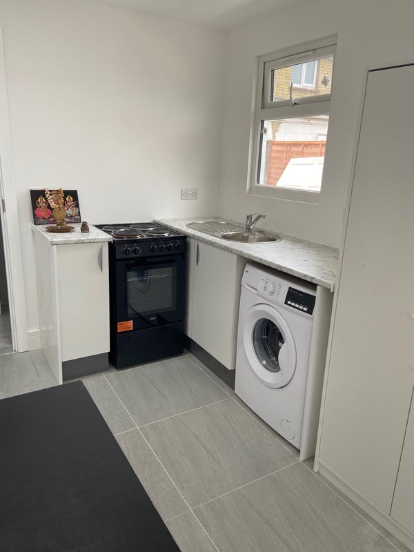 Newly converted Annexe with en-suite, kitchen - student accommodation in Uxbridge - img_2