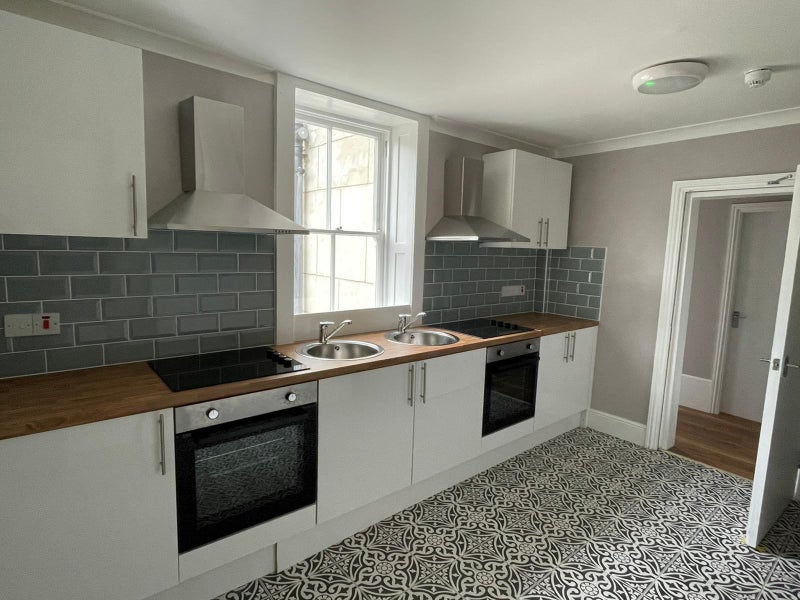 Newly Decorate Studio Flat, Rare Find - student accommodation in Crayford - img_3