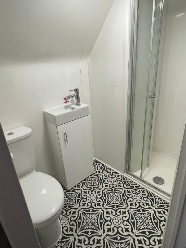 Newly Decorate Studio Flat, Rare Find - student accommodation in Crayford - img_4
