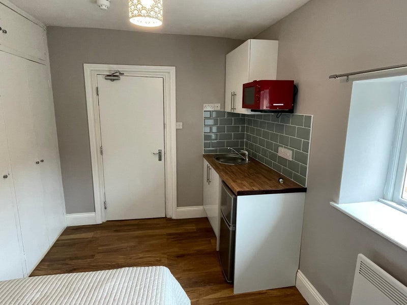 Newly Decorate Studio Flat, Rare Find - student accommodation in Crayford - img_1