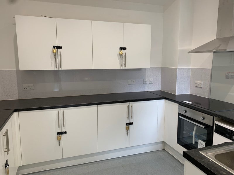 Spacious double room top level flat with balcony student accommodation in South Woodford - img_3