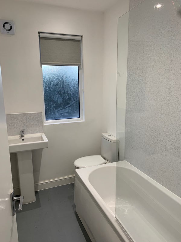 Spacious double room top level flat with balcony student accommodation in South Woodford - img_4
