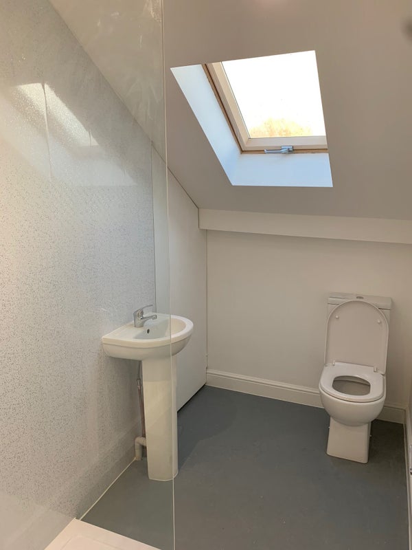 Spacious double room top level flat with balcony student accommodation in South Woodford - img_5
