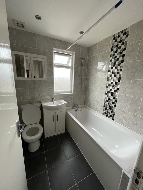 Double room in prime location with a kitchen student accommodation in East Ham - img_2