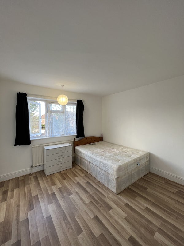 Newly refurbished studio, bills inc - student accommodation in London NW7 - img_1