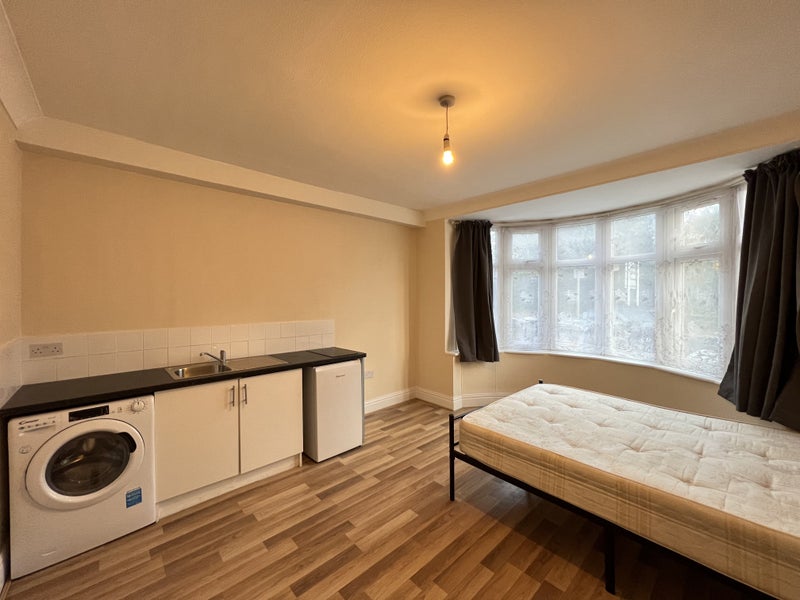 Newly refurbished studio, bills inc - student accommodation in London NW7 - img_1