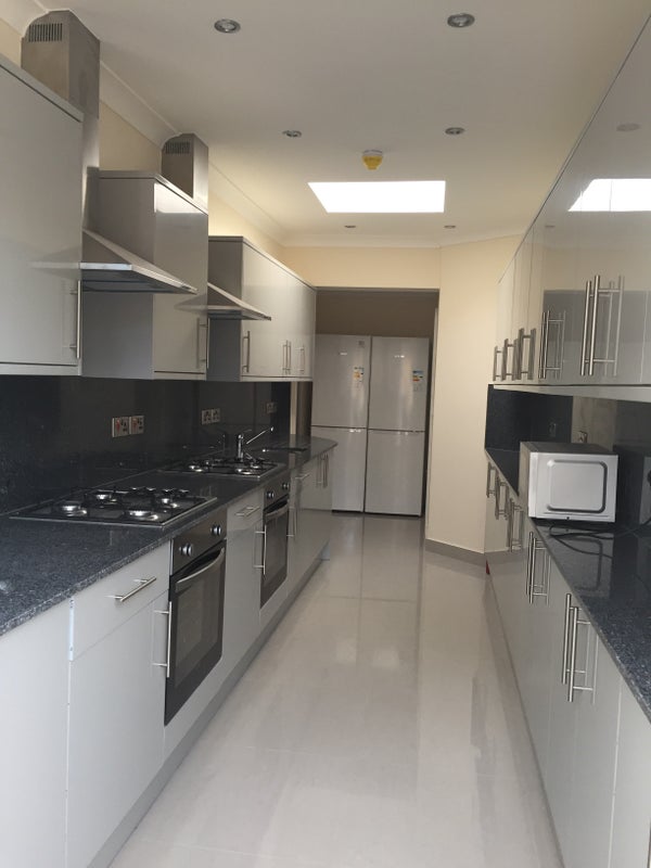 Newly Refurbished triple En-Suite Loft Room - student accommodation in Isleworth - img_6