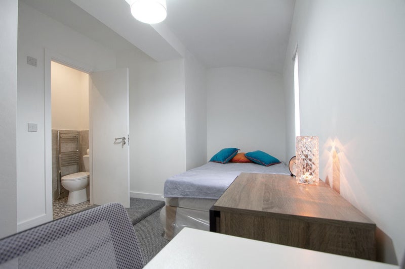 Newly Renovated 5-Bedroom Ensuite -All Bills Inc!! - student accommodation in Huddersfield - img_7