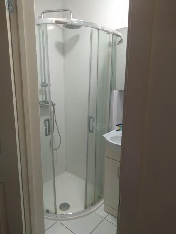 Nice Double Bedroom (En-suite) 1 Min from Station - student accommodation in Ilford - img_4