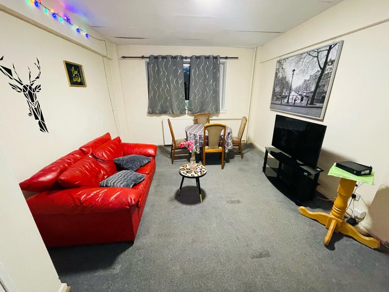 One king size room, Available in a 3 Bedroom flat! - student accommodation in Edinburgh - img_3