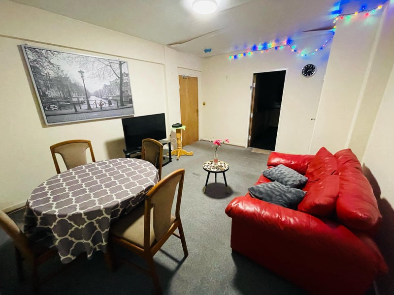 One king size room, Available in a 3 Bedroom flat! - student accommodation in Edinburgh - img_4