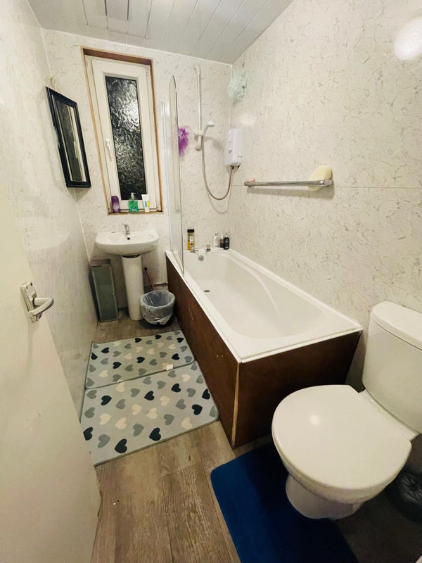 One king size room, Available in a 3 Bedroom flat! - student accommodation in Edinburgh - img_7