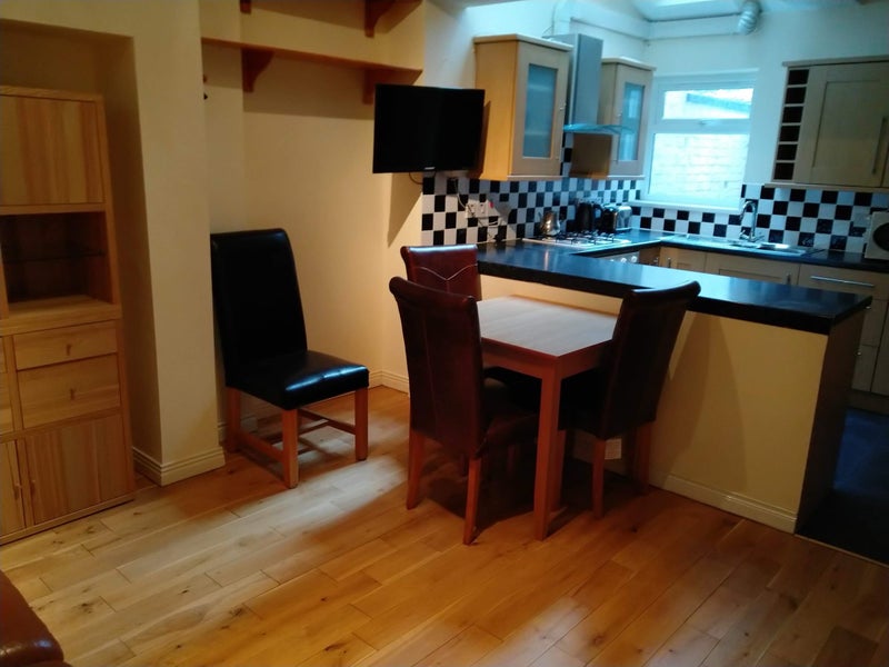 accommodation/one-luxury-master-bedrooms-available/13082024_91603921.jpg