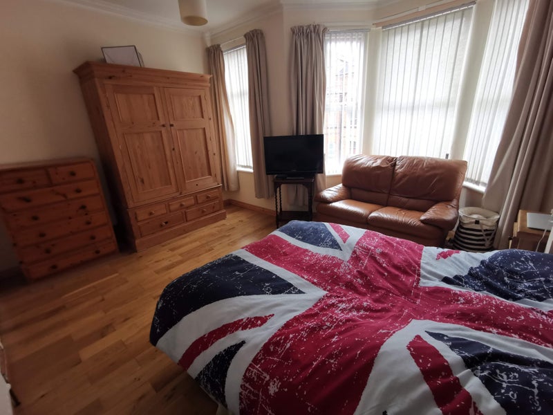 accommodation/one-luxury-master-bedrooms-available/13082024_92865713.jpg