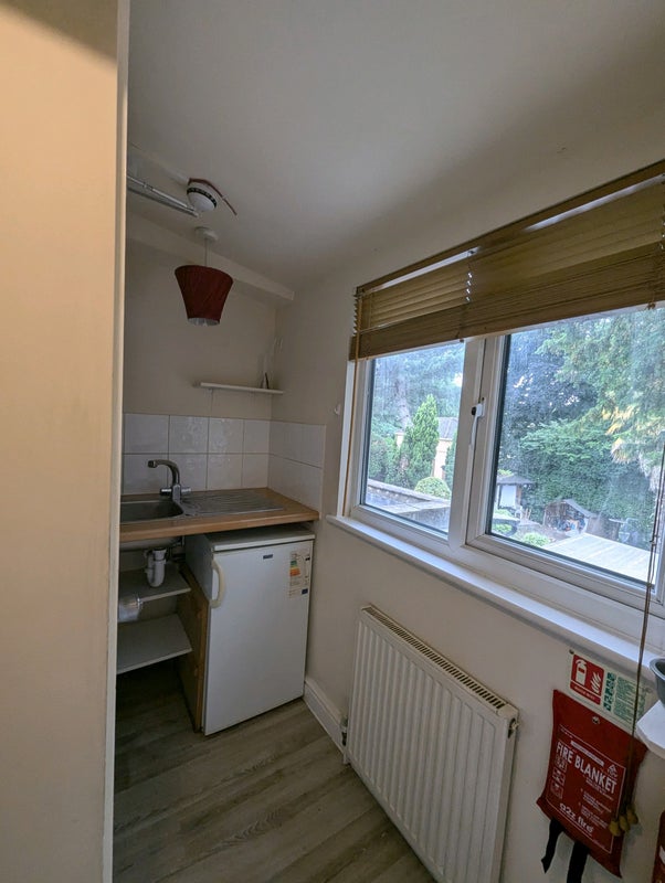 Open plan self contained apartment - student accommodation in Bagshot - img_2