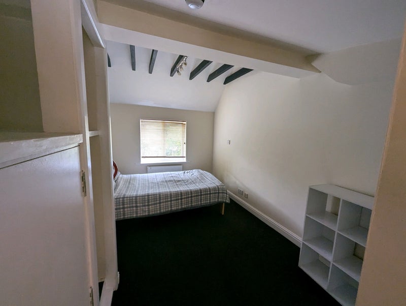 Open plan self contained apartment - student accommodation in Bagshot - img_3