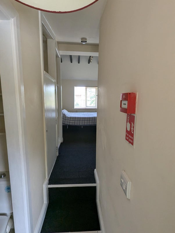 Open plan self contained apartment - student accommodation in Bagshot - img_7
