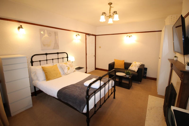 Pewley   Way,  GU1:  Double  Room - student accommodation in Guildford - img_2