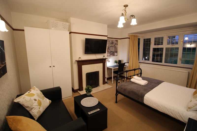 Pewley   Way,  GU1:  Double  Room - student accommodation in Guildford - img_4
