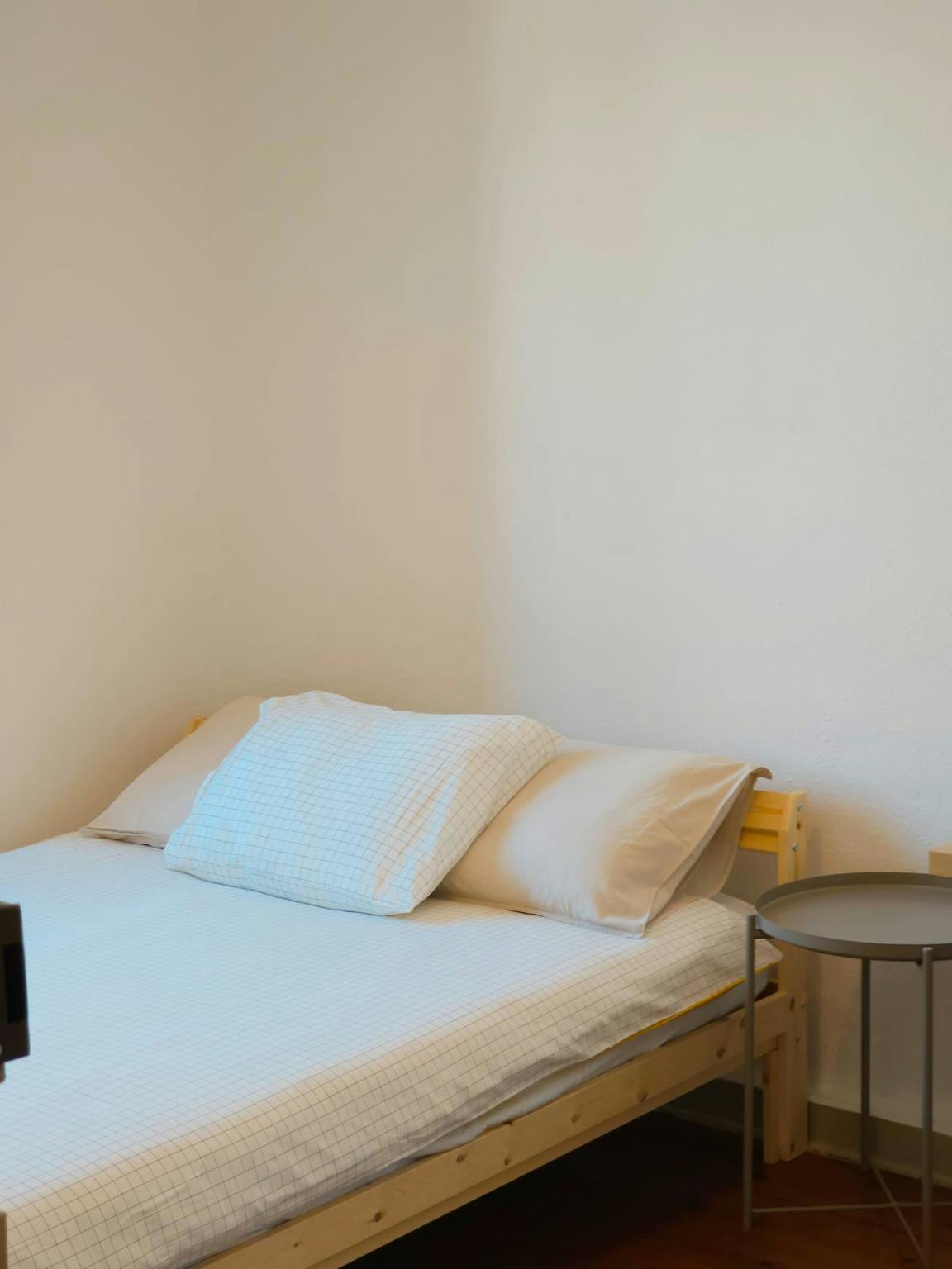 Snug double bedroom near Kilburn Tube - student accommodation in London - img_1