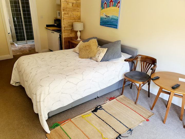 Private entrance &ensuite & kitchendouble bedroom - student accommodation in Blackawton - img_1