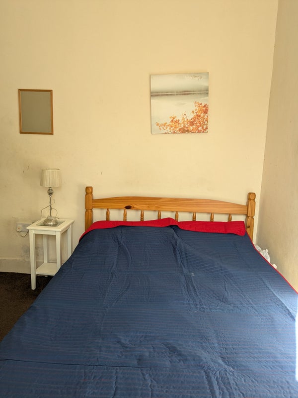 Professional  female   looking  for  a  housemate - student accommodation in Clapham Junction - img_1
